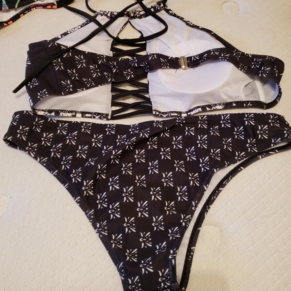 Bikini - Picture 2 of 2